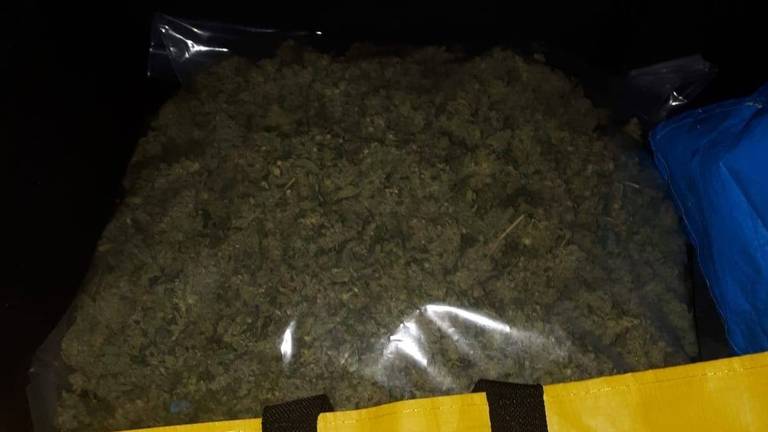 In de auto vond de politie een kilo hennep. (Foto: Facebook politie)