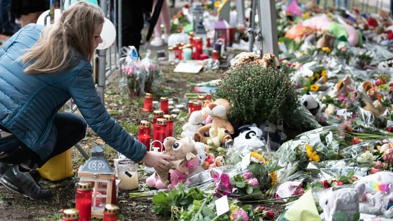 Na het ongeval legden veel mensen bloemen en knuffels neer bij het spoor in Oss. (foto: Kevin Cordewener)