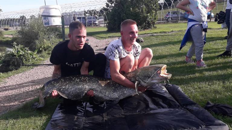 Jordy Marijnissen (links) en Dion Schouten met hun gouden vangst. (Foto: Rachelle van Hees)