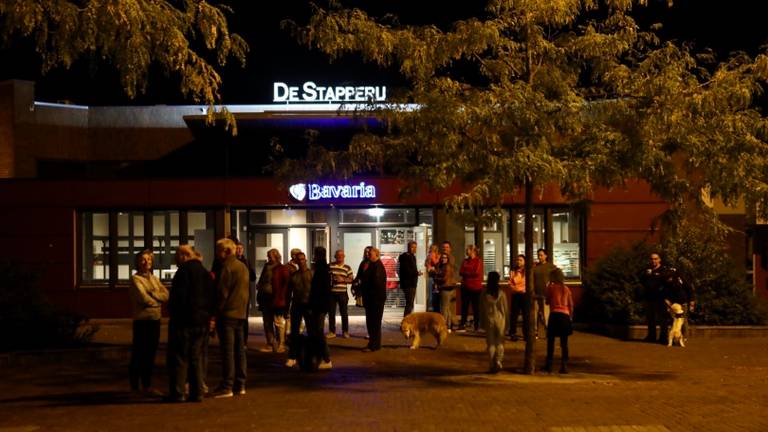 Bewoners van de wijk De Bunders voor De Stapperij. (Foto: Sander van Gils)