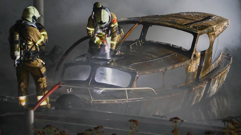 De brandweer kon niet voorkomen dat de boten uitbrandden. (Foto: Gabor Heeres/SQ Vision)