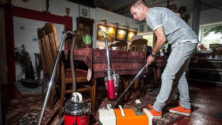 Edgar wil voor de foto wel doen alsof hij zijn stofzuigers ook gebruikt (foto: Nienke Stads / Pix4Profs).