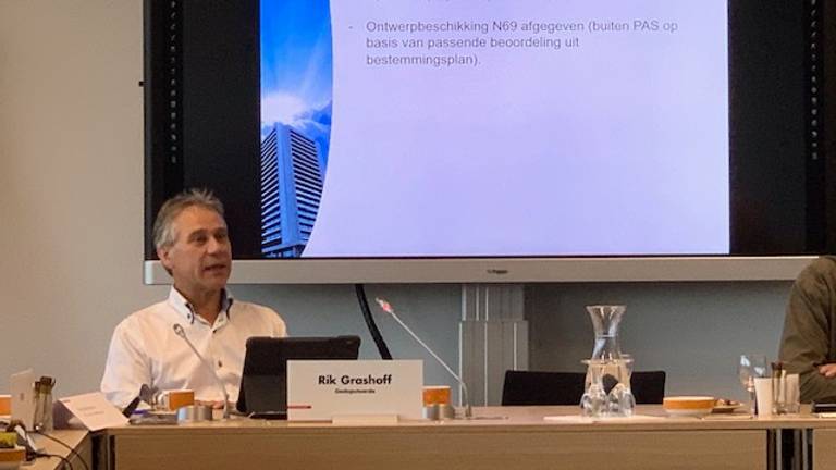 Rik Grashoff informeert de leden van Provinciale Staten.