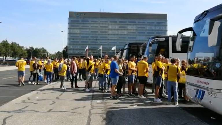NAC-supporters bij de bussen op weg naar Volendam.