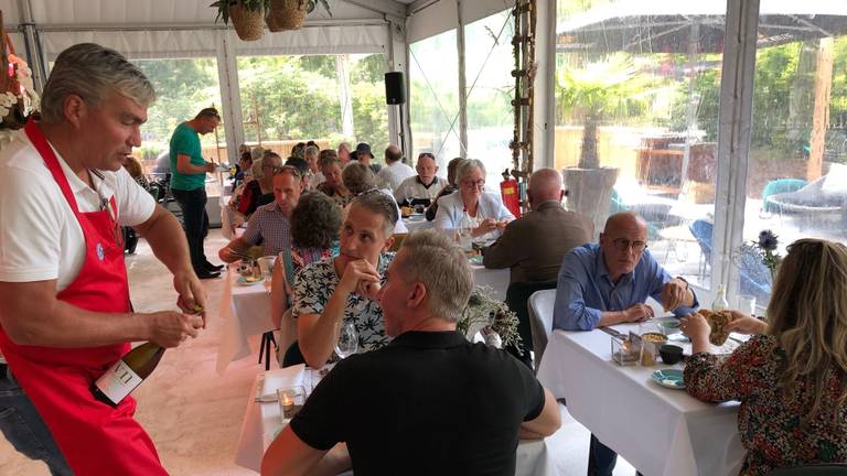 Gasten genieten van de gratis lunch in het restaurant (foto: René van Hoof).