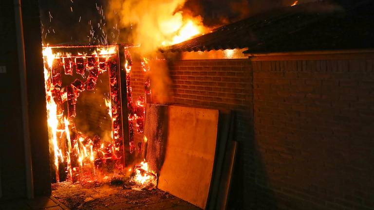 De poort ging in vlammen op. (Foto: Gabor Heeres/SQ Vision)