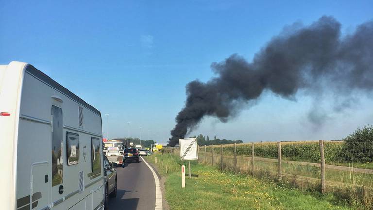 Er staat een auto in brand op de A58. (Foto: Toby de Kort)