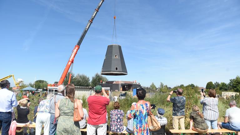 De houten molenromp werd zaterdag geplaatst. (Foto: Henk van Esch Fotografie)