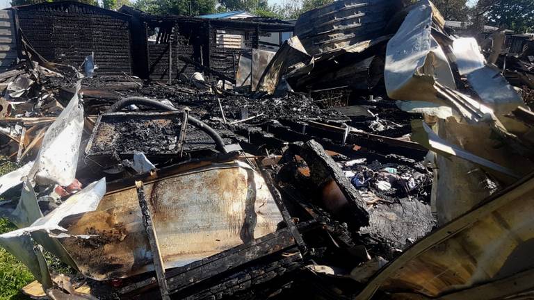 Twee chalets brandden uit op de camping. (Foto: Dirk Verhoeven)