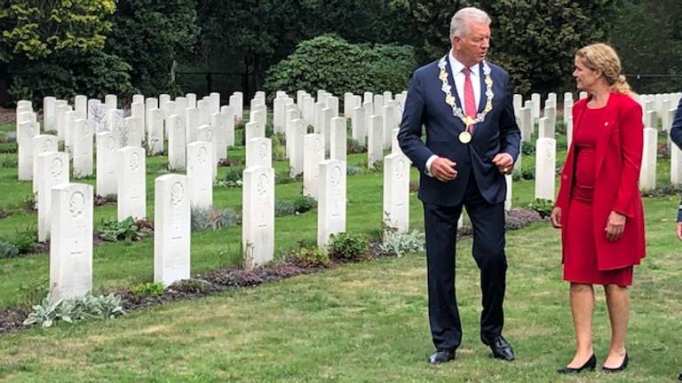 Burgemeester en gouverneur op het ereveld.