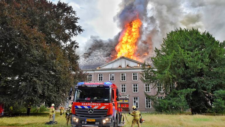 Vlammen slaan uit het dak van landgoed Haarendael. (Foto: Toby de Kort)