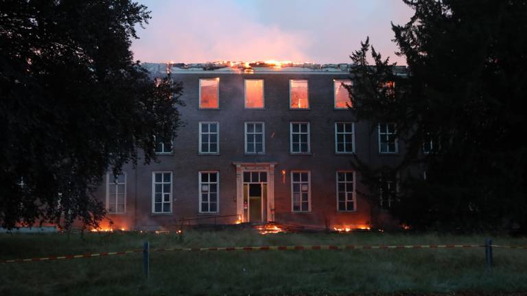 De verwoestende brand op Landgoed Haarendael (foto: Sander van Gils).