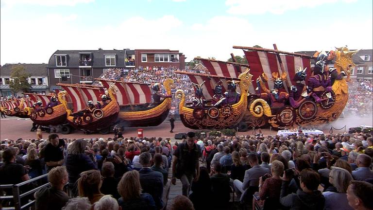 De winnende wagen van vorig jaar tijdens Bloemencorso Zundert.