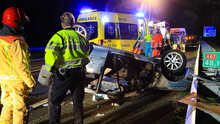 Het ongeluk op de A67 bij Liessel gebeurde rond een uur 's nachts. (Foto: Harrie Grijseels/SQ Vision)