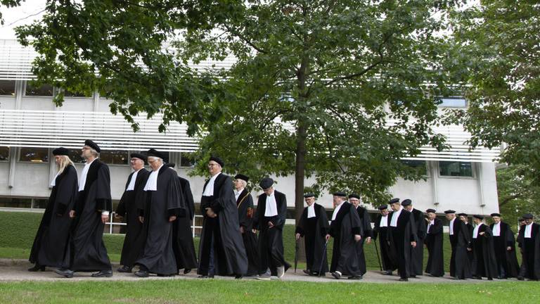 De start van een academisch jaar gaat in Tilburg én Eindhoven gepaard met een cortège, ofwel een plechtige optocht van hoogleraren (foto: Tilburg University).