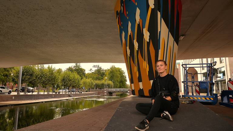 Illustrator Ilse Weisfelt bij haar mural. (Foto: Alice van der Plas)