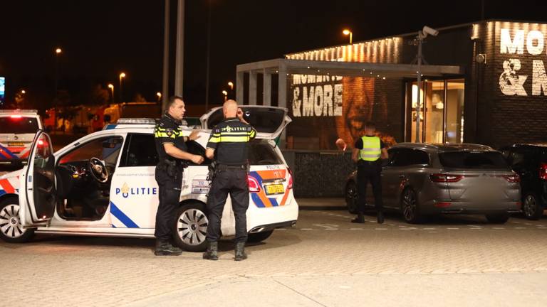 Onderzoek op parkeerplaats Streepland. (Foto: Wesley Rijnhout/SQ Vision)