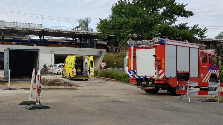 Na de melding van de aanrijding werden hulpinstanties ingeschakeld (foto: Fons Hendriks/Hendriks MultiMedia).