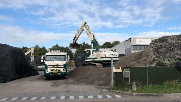 Vrachtwagens rijden af en aan om de afvalberg weg te werken. (Foto: Tom van den Oetelaar)