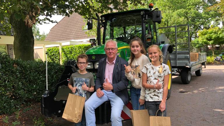 Kinderen in Hilvarenbeek moeten leren omgaan met tractoren op de weg.