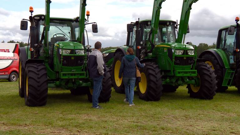 Boeren én boerinnen kijken hun ogen uit op de Landbouwvakdagen.