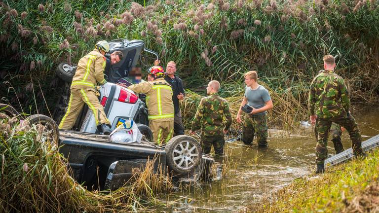 Twee auto's kwamen in het water terecht. (Foto: Sem van Rijssel / SQ Vision)