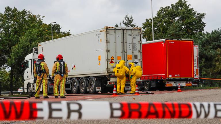 De brandweer onderzoekt de vrachtwagen (foto: SQ Vision).