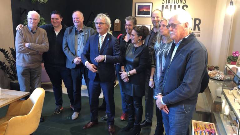 NS-topman Roger van Boxtel opende met tientallen naamgenoten de nieuwe StationsHuiskamer in Boxtel.