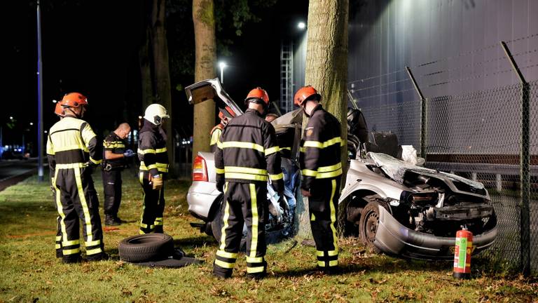 De man verloor de macht over het stuur en botste tegen een boom (foto: Toby de Kort).