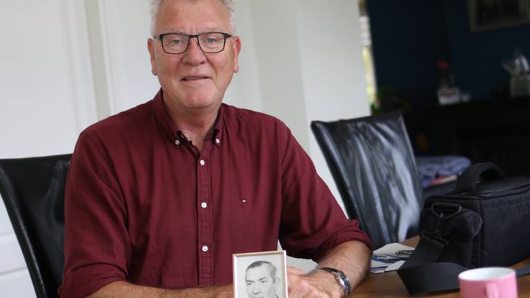 Willem Krzeszewski met de foto van zijn vader, een militair van de Eerste Poolse Pantserdivisie.