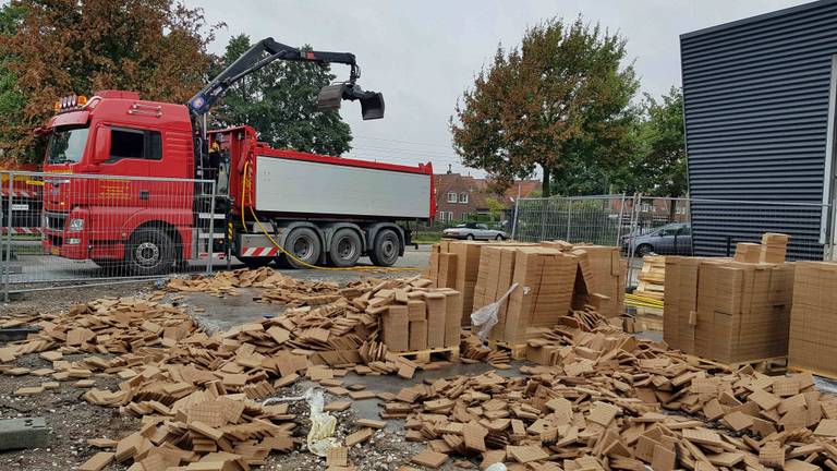 Donderdag zijn veertig pallets met aanmaakblokjes afgevoerd. (Foto: Toby de Kort/De Kort Media)