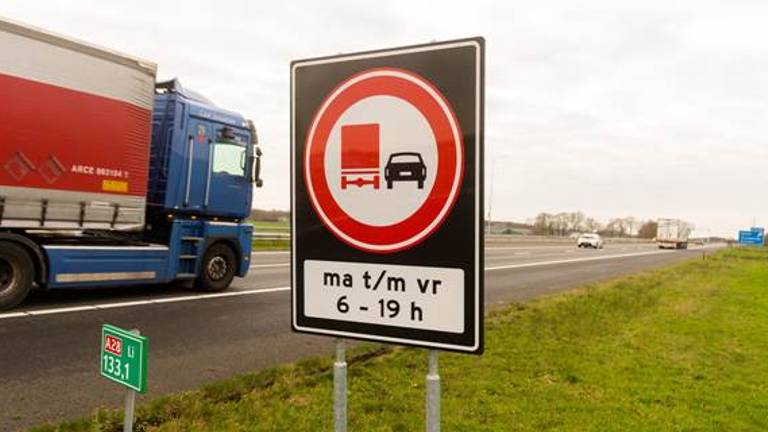 De provincie wil een inhaalverbod voor vrachtwagens op de A67. (foto: Rijkswaterstaat).