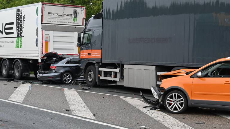 Een auto kwam klem te zitten tussen twee vrachtwagen. (Foto: Tom van der Put/ SQ Vision)