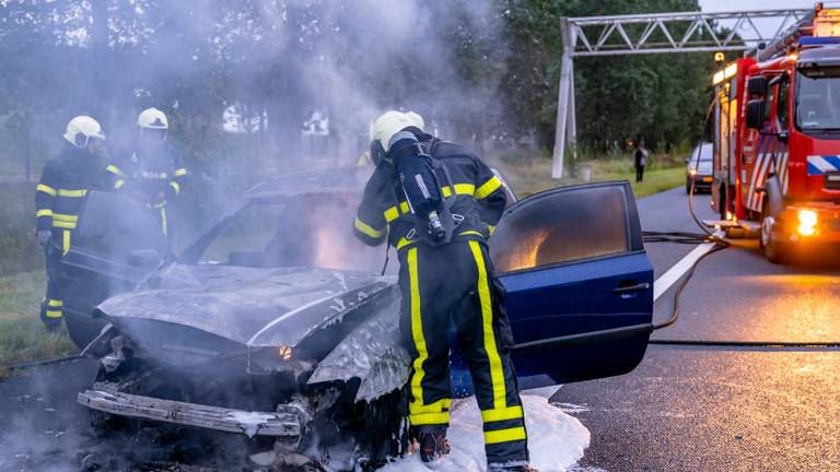 De auto brandde uit. (Foto: Marcel van Dorst/SQ Vision)