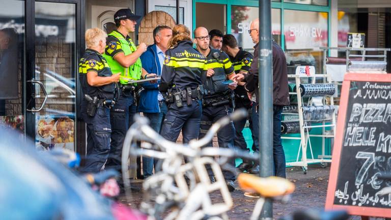 De politie verhoort getuigen. (Foto: Sem van Rijssel/SQ Vision)