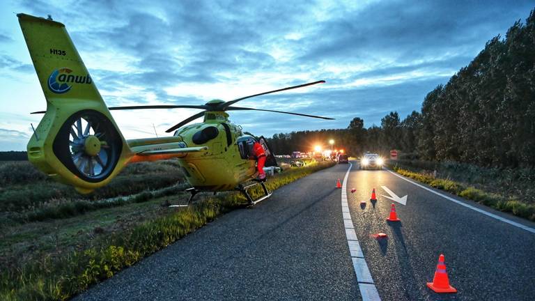 Een van de traumahelikopters die werden opgeroepen in verband met de verongelukte 39-jarige man uit  Noordhoek (foto: Tom van der Put/SQ Vision Mediaprodukties).