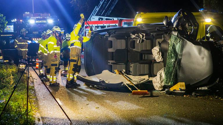 De bestuurder moest uit zijn auto bevrijd worden. (Foto: Sander van Gils/SQ Vision)