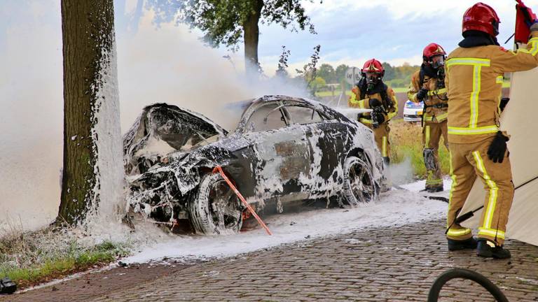 De brandweer bezig met het blussen van de brandende wagen (foto: Berry van Gaal/SQ Vision Mediaprodukties).