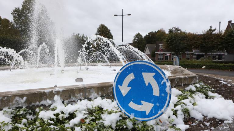 De fontein veranderde in een ware schuimzee. (Foto: Sander van Gils/SQ VIsion)