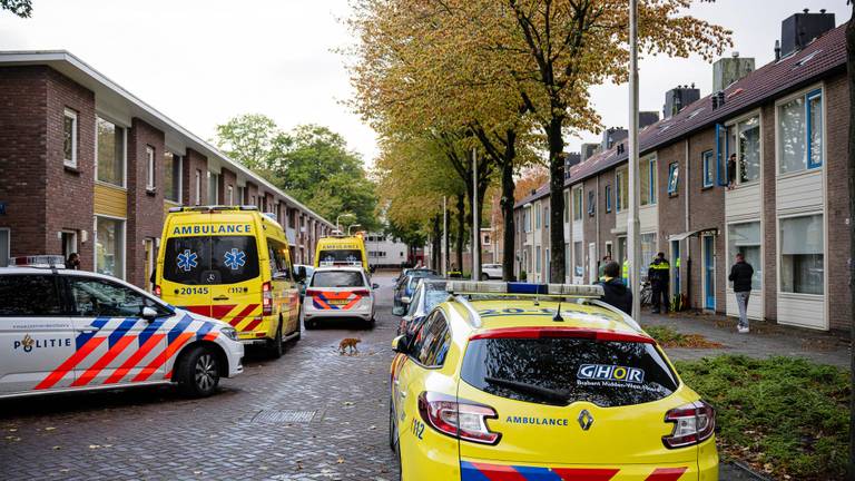 Veel hulpdiensten op de been in Tilburg waar in een huis een dode vrouw werd gevonden. (Foto: Jack Brekelmans)