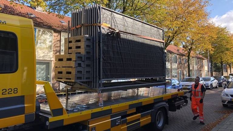 Hekken worden aangevoerd om het huis aan de Kastrupstraat in Tilburg af te schermen. (Foto: René van Hoof)