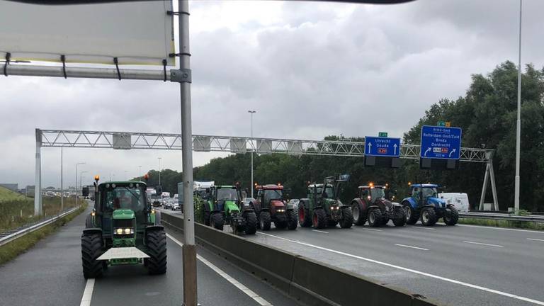 De politie gaf op 1 oktober tractoren op de A12 vrij baan (foto: Kees Damen).