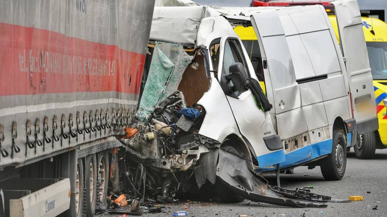 De bestuurder van het busje kwam om het leven. (Rico Vogels/ SQ Vision)