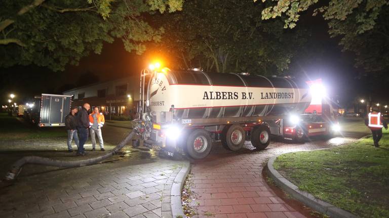 Tankwagens brachten het vuile water naar een andere plek. (Foto: Bart Meesters/Meesters Multi Media)