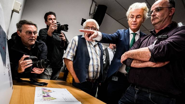 Wilders laat zich informeren over de verbouwing van het azc. (Foto: Rob Engelaar)