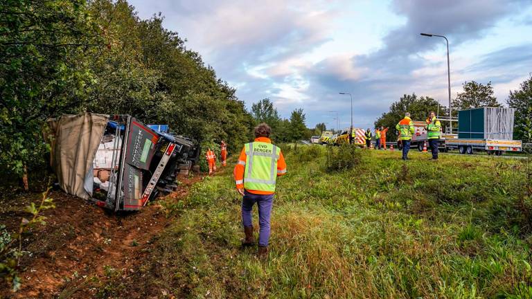 De gekantelde vrachtwagen. (Foto: Marcel van Dorst/SQ Vision)