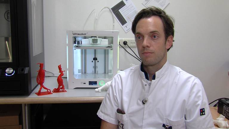 Dokter Lars brouwers geeft mensen nieuwe 'ledematen' dankzij 3D-printer. (Foto: Tijmen Moelker)