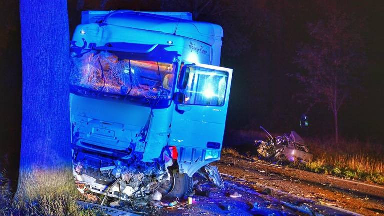 De auto van de man kwam in botsing met een vrachtwagen. (Foto: Rico Vogels)