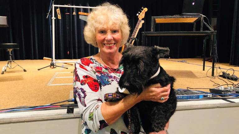 Yvonne van Oosterhout en haar hond Spikey.