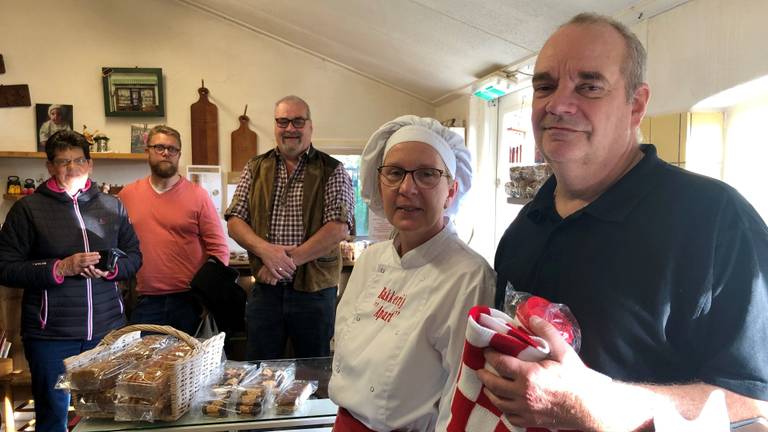 Bakkersechtpaar Agnes en Eduard moeten de bakkerij weer sluiten, maar geven niet op (Foto: Raymond Merkx)